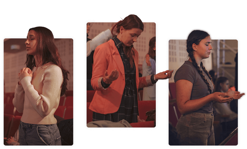 Trzy zdjęcia na których są kobiety uwielbiające Boga z rozwartyma rękoma