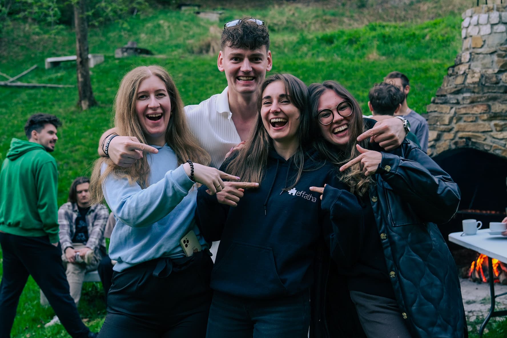 Grupka ludzi ciesząca się wśród natury