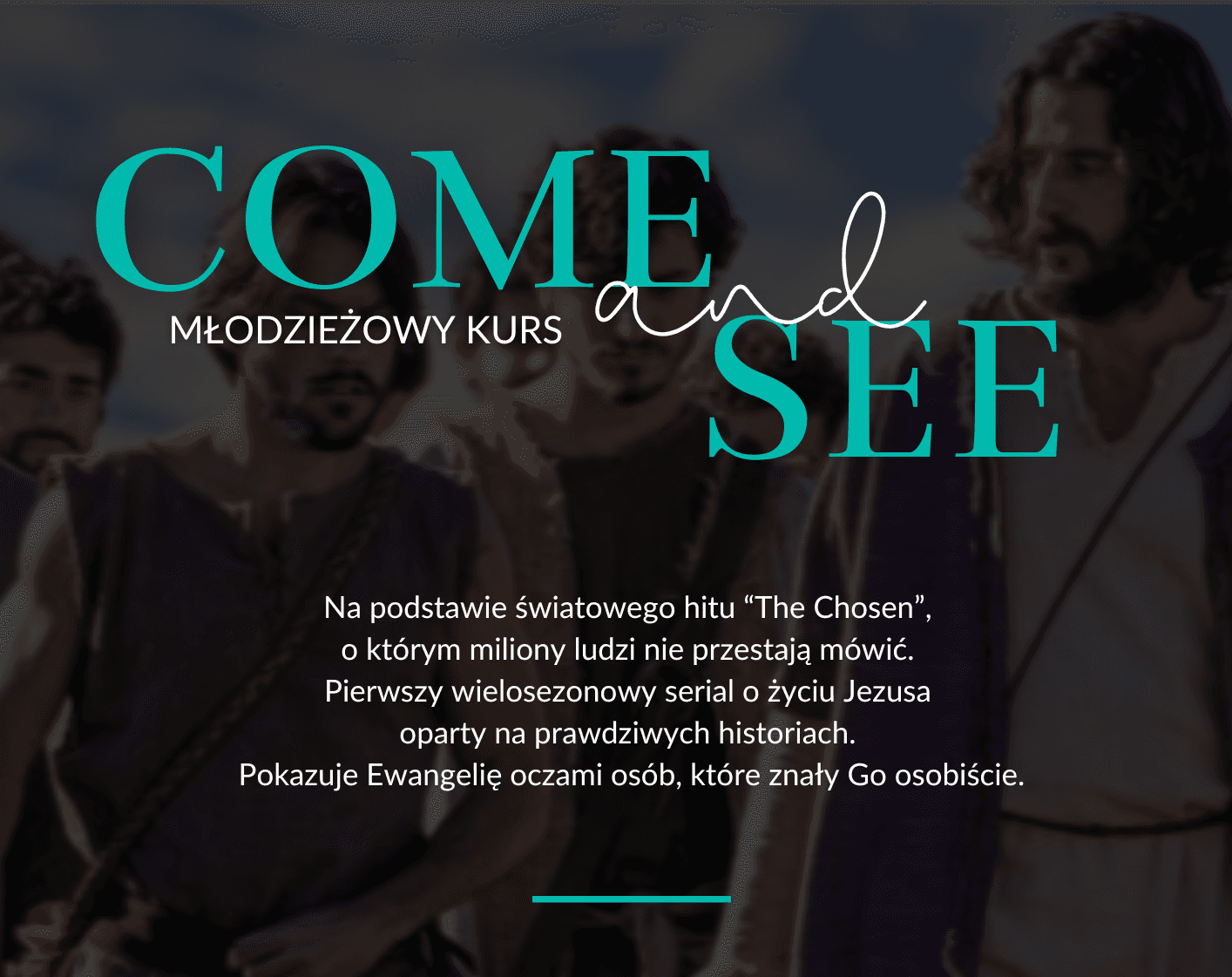 Zdjęcie przedstawia grupę osób w pomieszczeniu oświetlonym różowo-niebieskim światłem. Jedna osoba stoi z mikrofonem, przemawiając, podczas gdy inne siedzą lub stoją wokół stołu z sprzętem audio. W tle widoczne są krzesła, stół i elementy dekoracyjne, takie jak obraz na ścianie i krzyż.